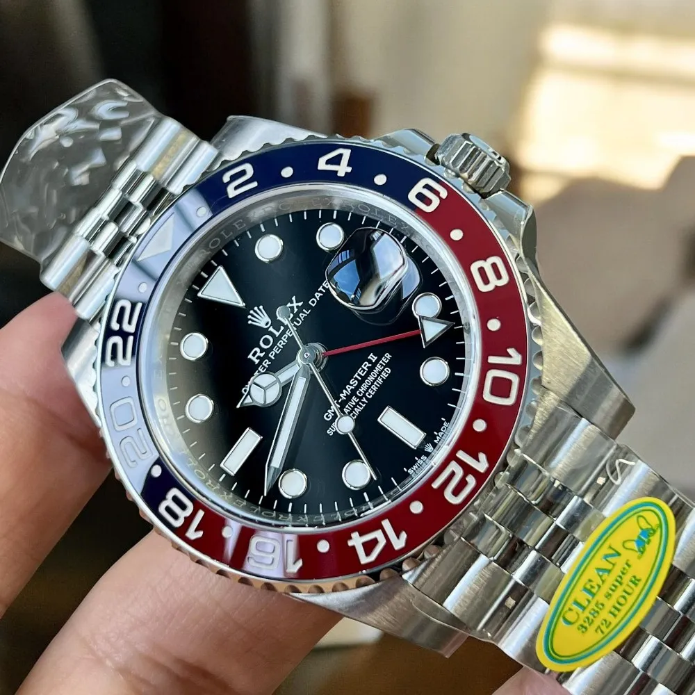 Super Clone Rolex GMT black dial detail and close-up of the bezel