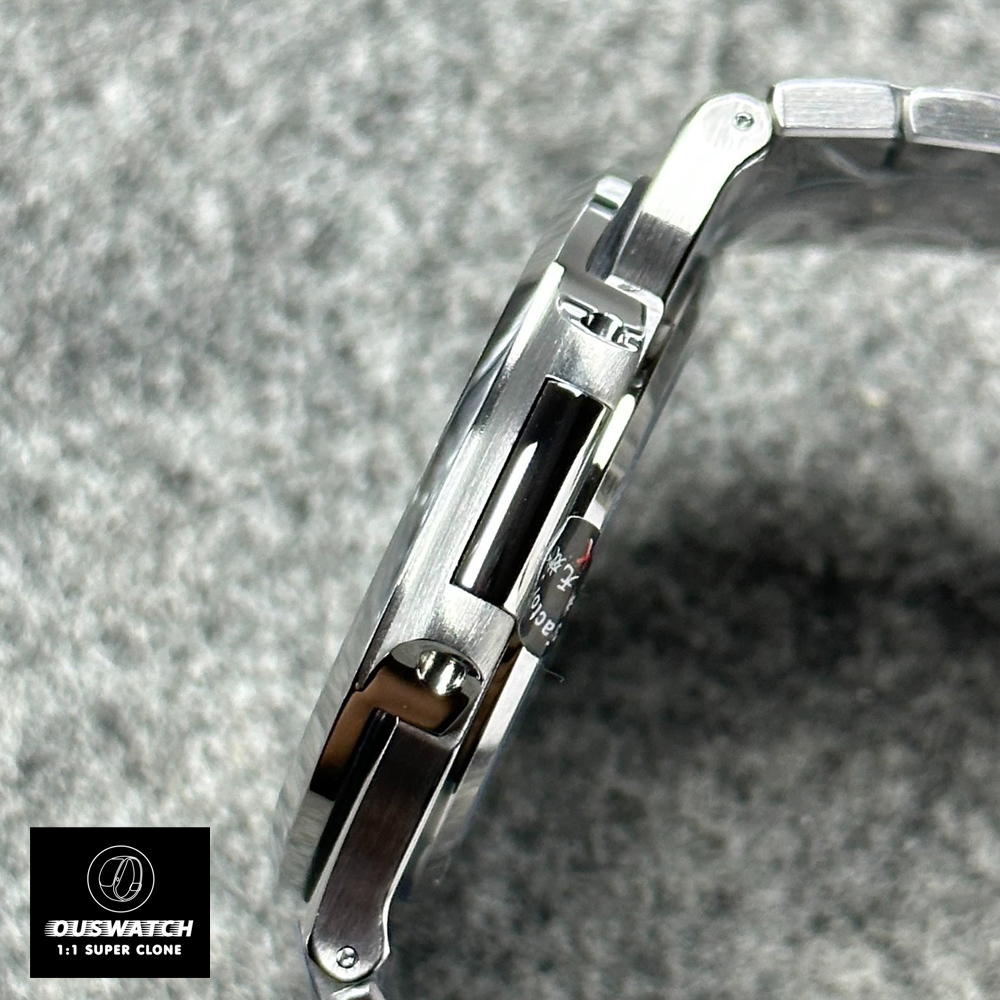 Side view of the Patek Philippe Nautilus 5711/1A-011 with satin-polished finishing.