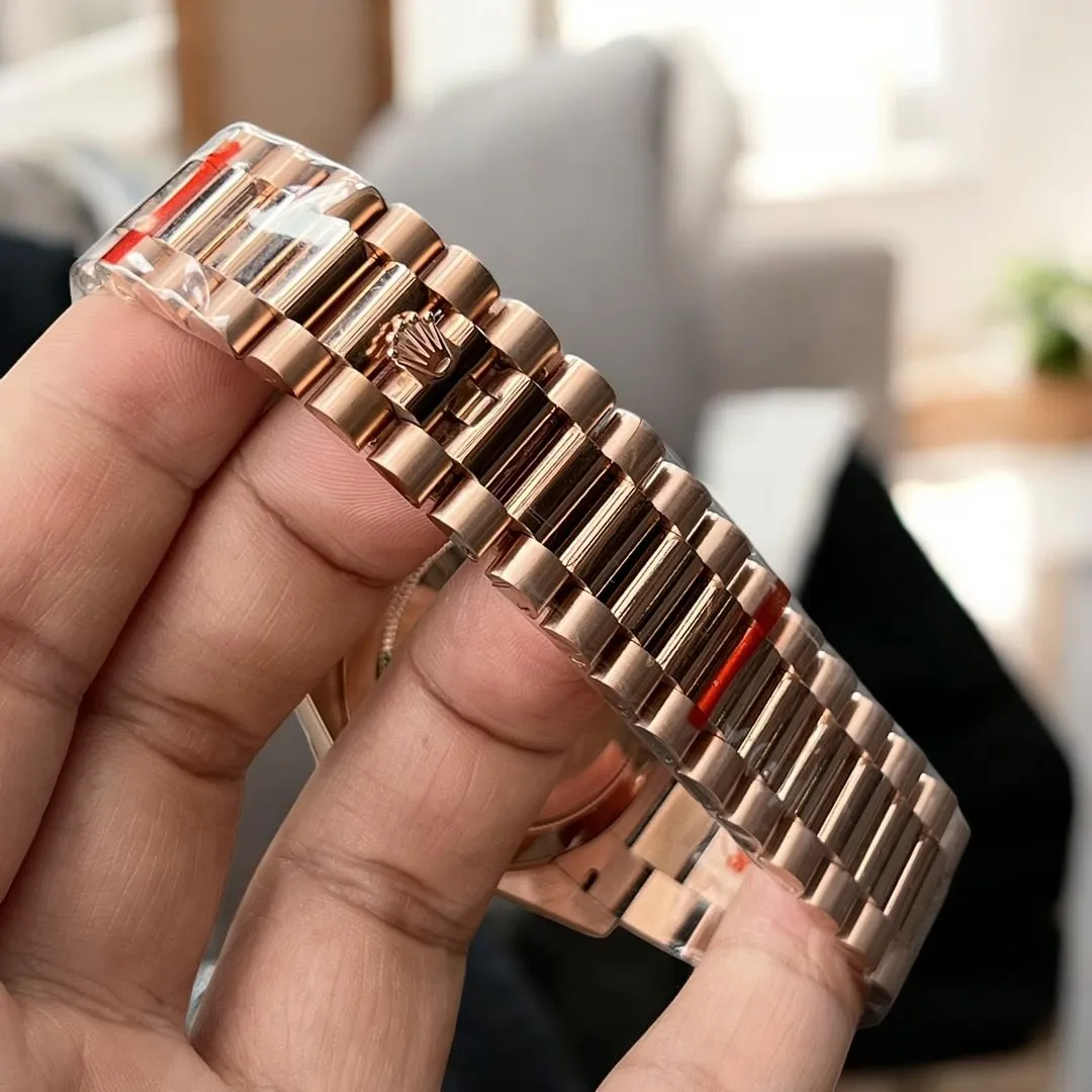 Replica Rolex Day Date Rose Gold m228235 Watch with the signature President bracelet, combining style and comfort.