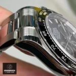 Rolex Daytona 126500LN Stainless Steel Watch Case Close-Up: The case is polished to a high gloss, with smooth lines and an exquisite look.