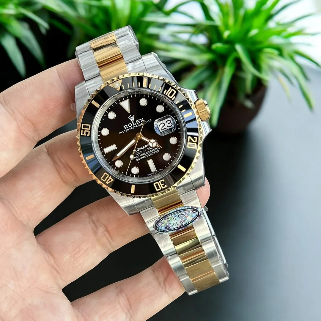 120-degree panoramic view of Rolex Submariner Two Tone Black 116613LN watch