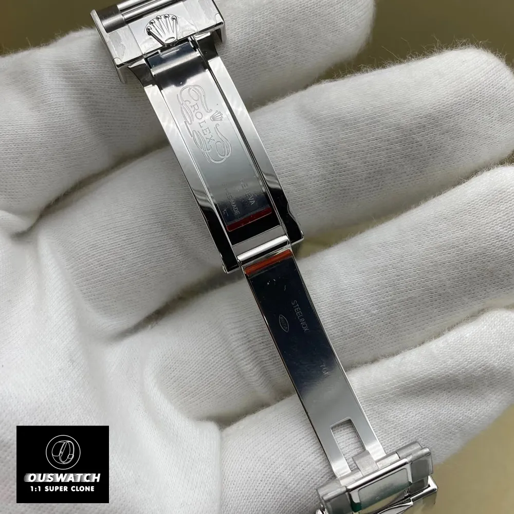 Oysterlock Clasp on Rolex Yacht-Master Rhodium Dial 40 M126622 Watch