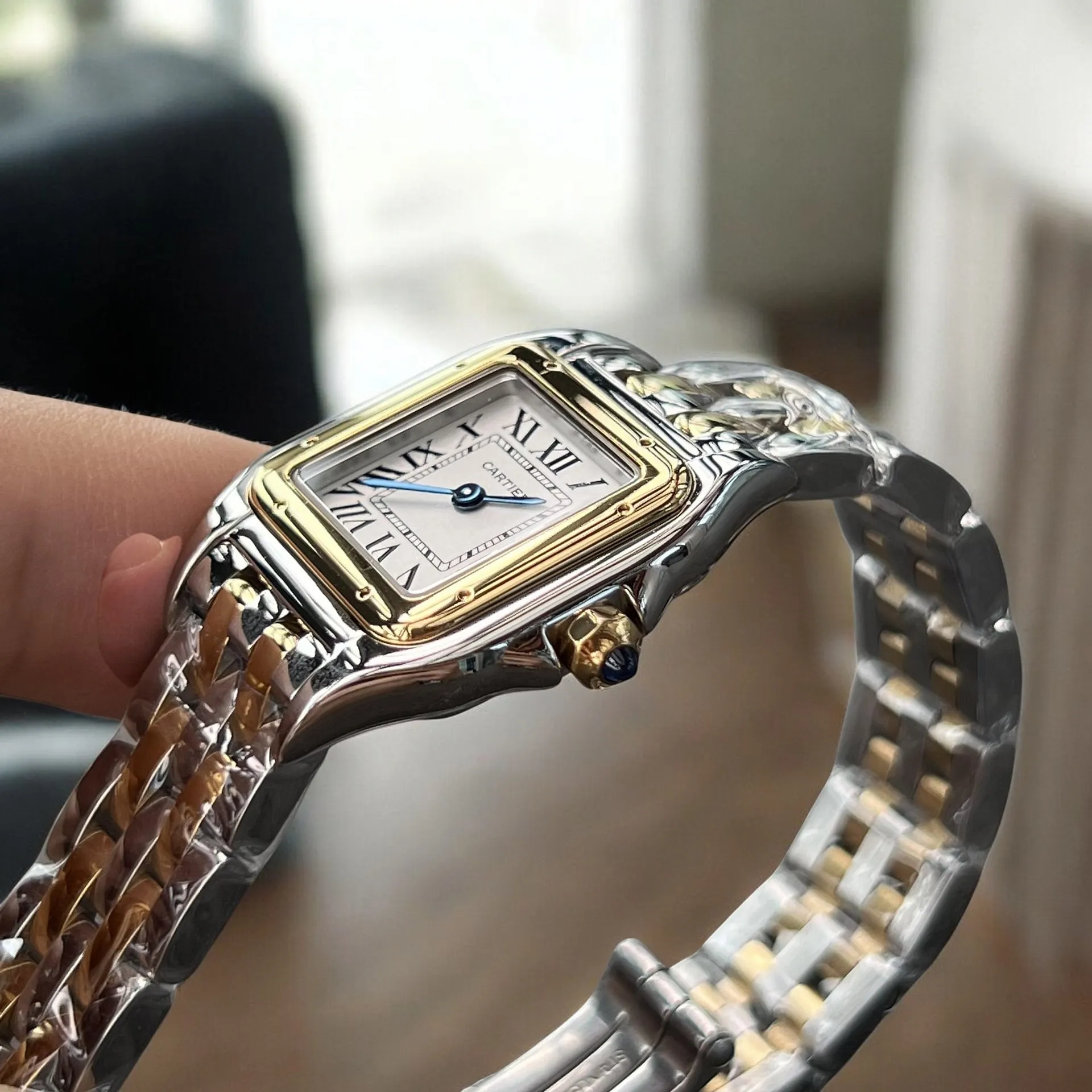 Super Clone Panthère de Cartier Watch Eye-Level View