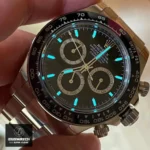 Super Clone Rolex Daytona Black Dial Luminous Display Effect: The hands and hour markers emit a blue-green glow in the dark, making it easy to read the time at night.