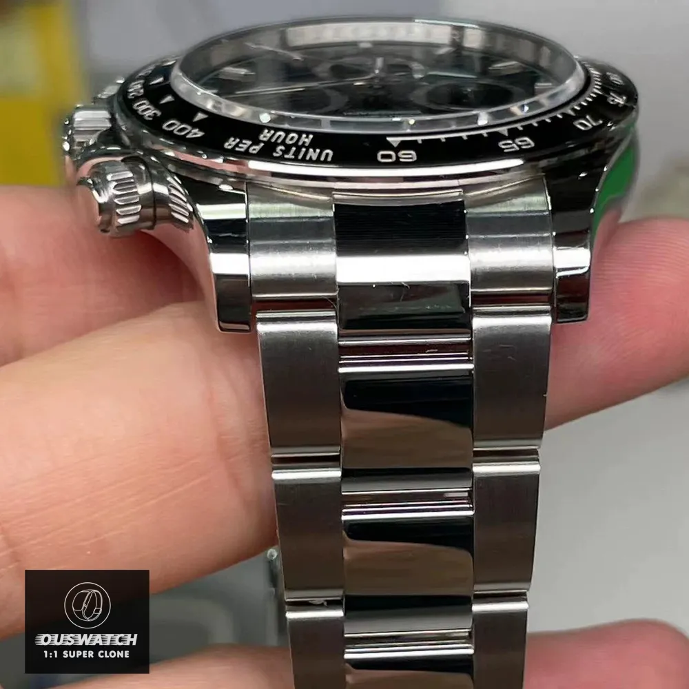 Super Clone Rolex Daytona Black Dial Watch Bracelet Close-Up: The Oyster stainless steel bracelet has a brushed and polished surface, ensuring both comfort and durability.