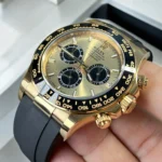Super Clone Rolex Daytona Yellow Gold Watch Black and Gold Bezel Close-up