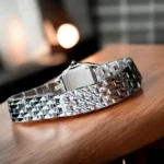 Detailed view of the stainless steel bracelet of the Panthère de Cartier small model WSPN0013 watch dupe,