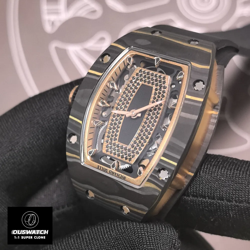 Contrasting view of the RM 07-01’s Carbon TPT case and black onyx dial. The carbon fiber’s marbled texture complements the dial’s glossy surface, while the rose gold case middle adds a touch of luxury to this high-performance timepiece