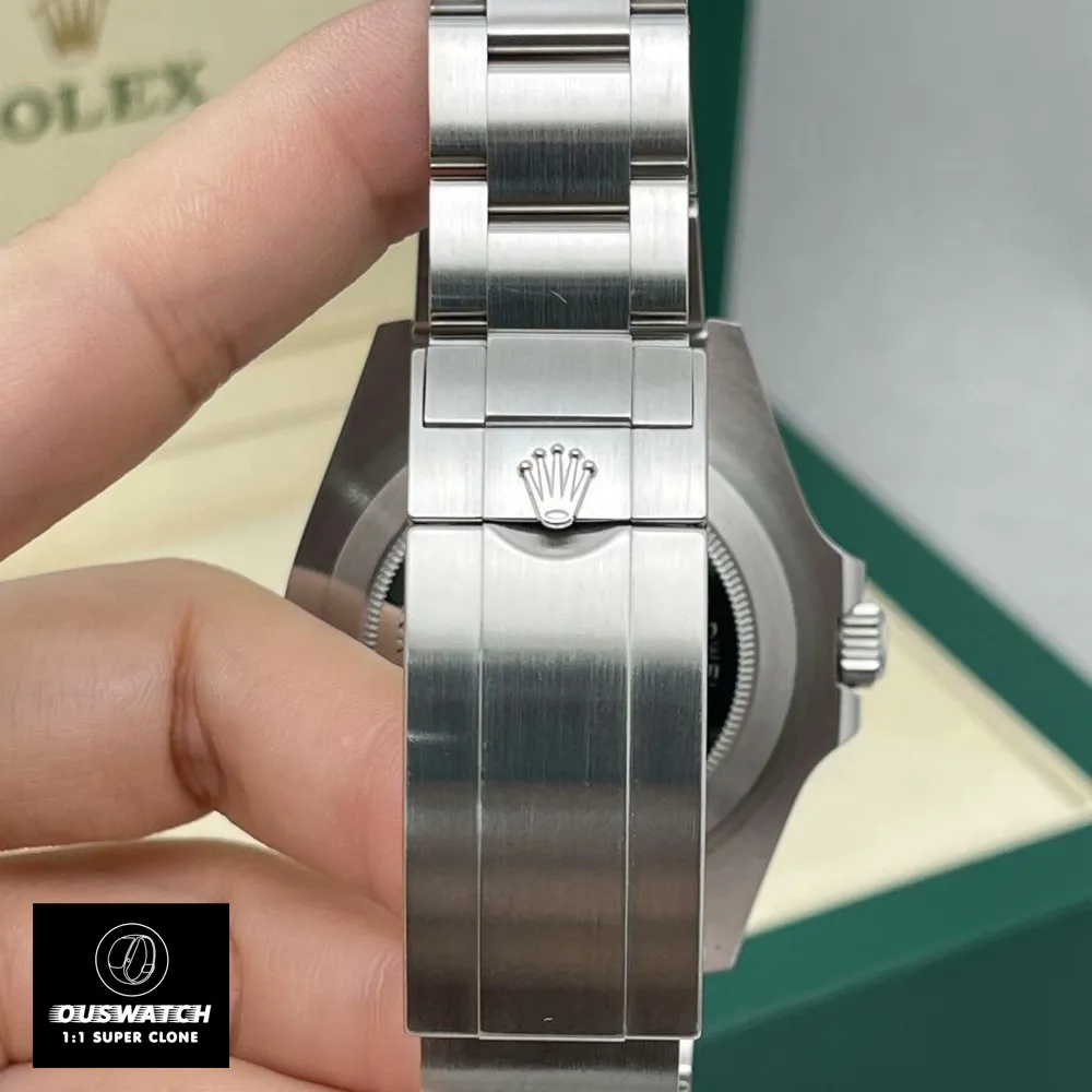 Oyster bracelet on Rolex Sea-Dweller 126600, featuring Glidelock extension system and polished center links