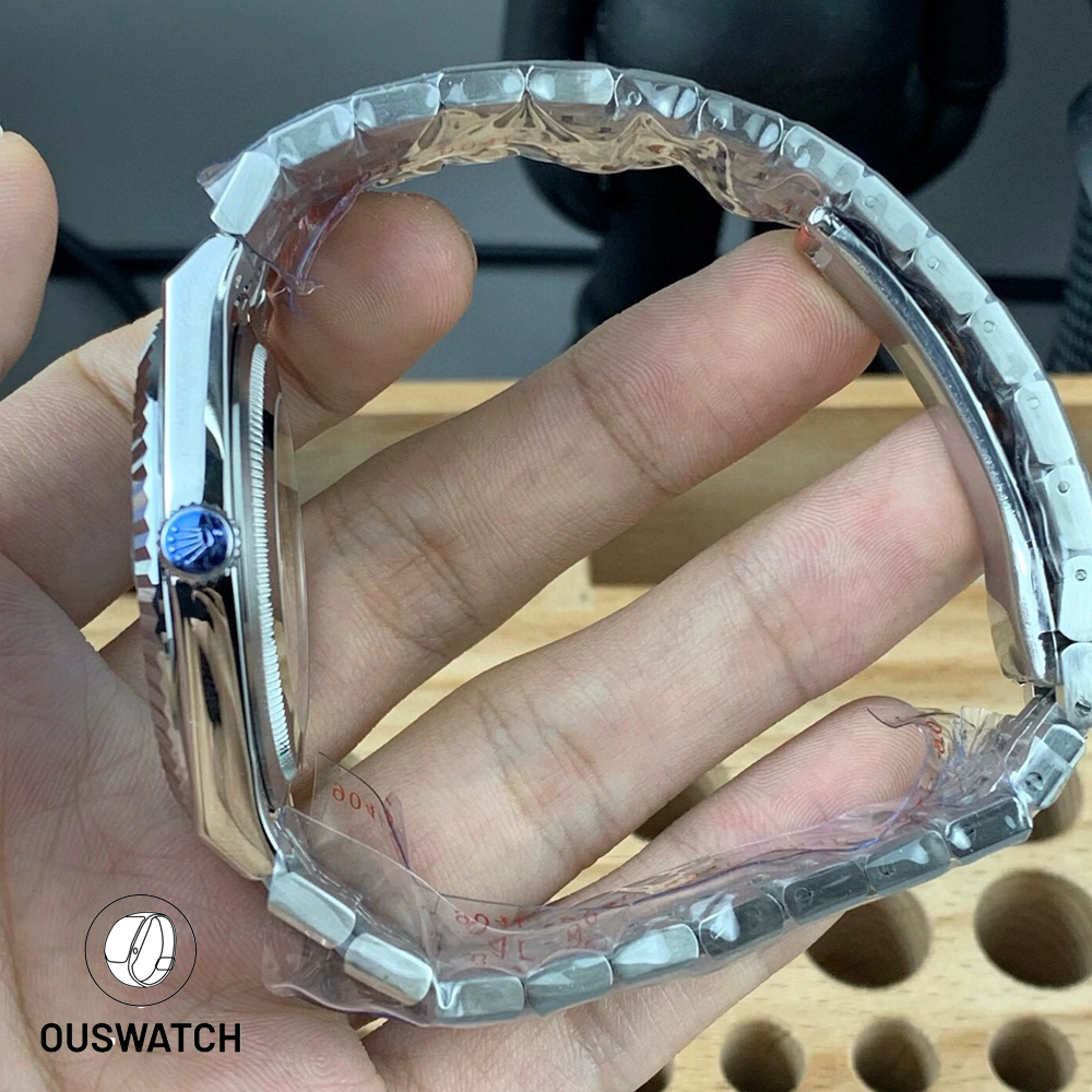 Replica Rolex Land Dweller 36 Ice Blue Platinum 127236 Watch Crown close-up-