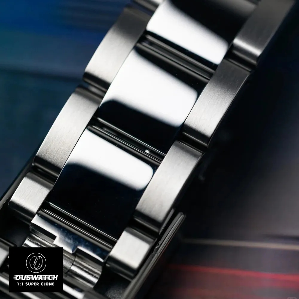 Close‑up of the Rolex GMT‑Master II Batman 126710BLNR super clone’s Oyster bracelet link and brushed finish, with visible polished center links and secure Oysterlock clasp.