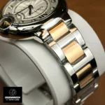 Texture and finish detail of the two-tone Cartier Ballon Bleu bracelet highlighting link construction and polish.