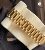 Close-up of the Rolex Day-Date 36mm yellow gold President bracelet and concealed Crownclasp, representing seamless luxury and comfort.