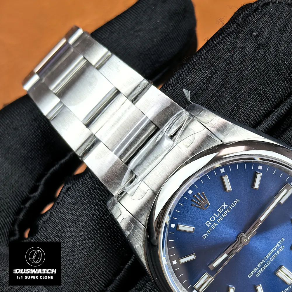 Three-quarter view of the bracelet meeting the case, demonstrating precise endlink fit and bracelet taper.