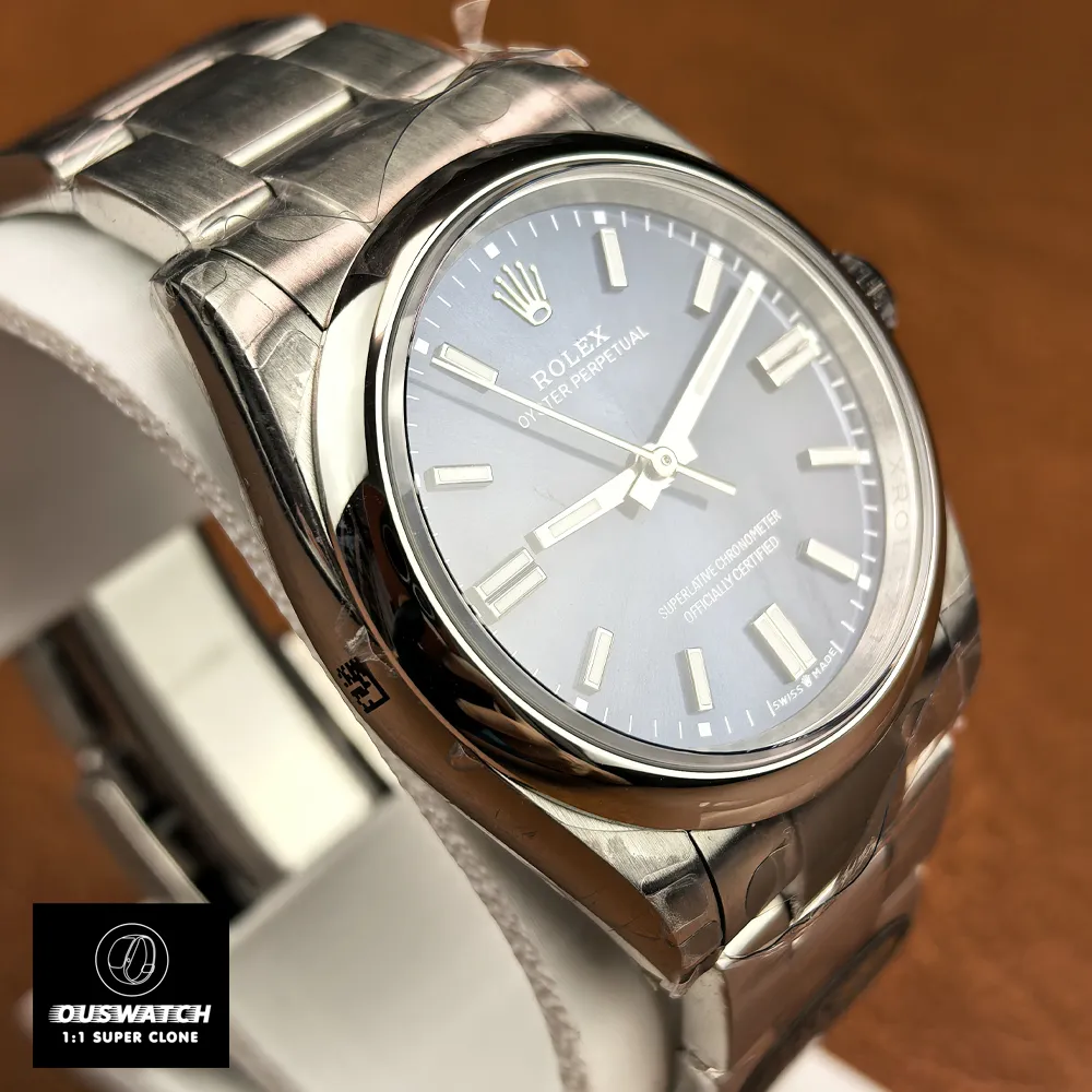 Macro close-up of the smooth stainless-steel bezel, highlighting mirror polish and beveled edge detail.